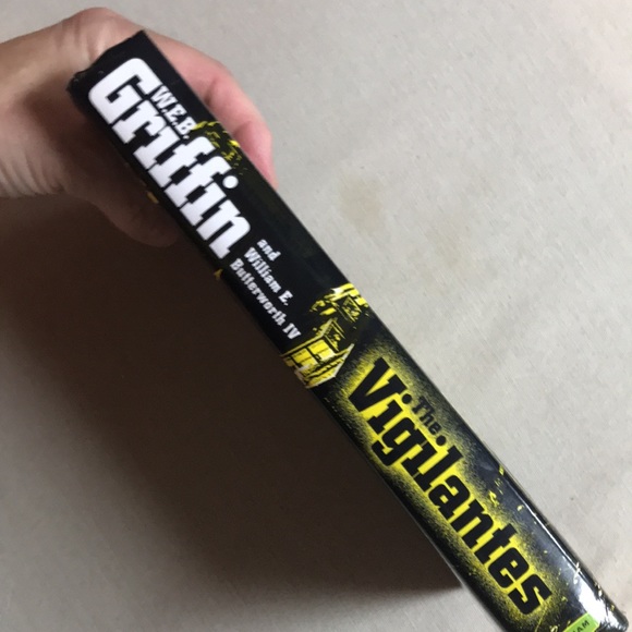 🌈2/$8 The Vigilantes #10 Badge of Honor Series - Picture 3 of 9